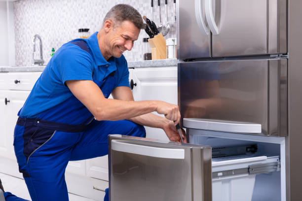 Hombre reparando el congelador de un frigorífico