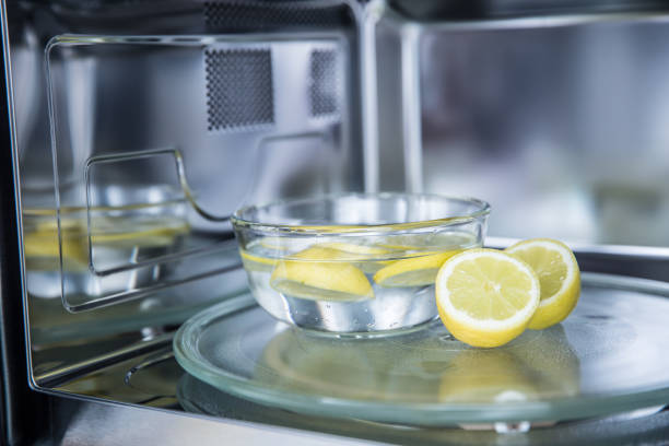 Agua y limón para limpiar los malos olores del microondas