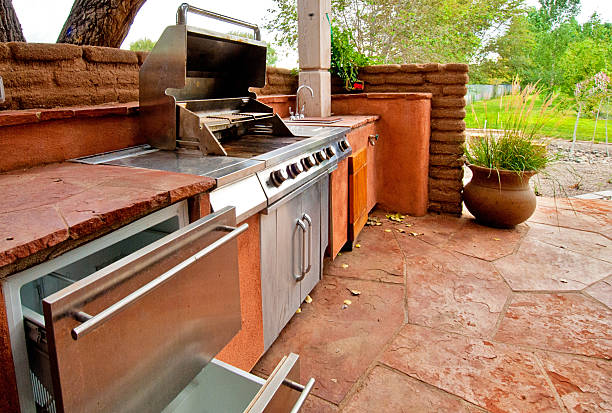 barbacoa con electrodomésticos en el exterior