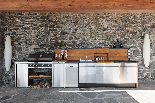 cocina exterior en terraza con electrodomésticos en acero inox
