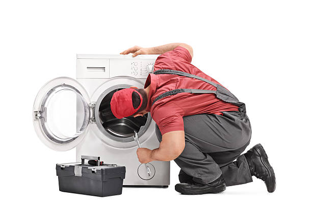 técnico revisando la lavadora