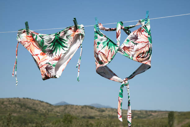 bikini floral tendido