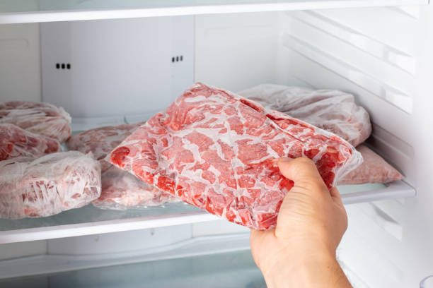 chica metiendo carne en el congelador