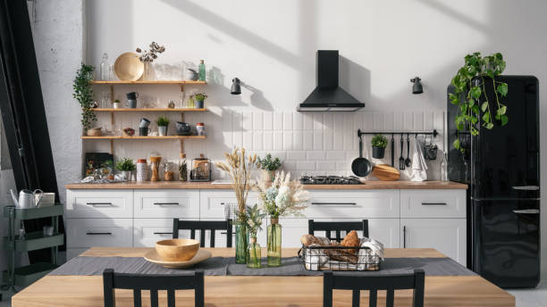 cocina blanca rústica con electrodomésticos negros