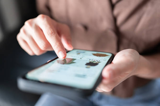 Chica comprando productos online con el smartphone
