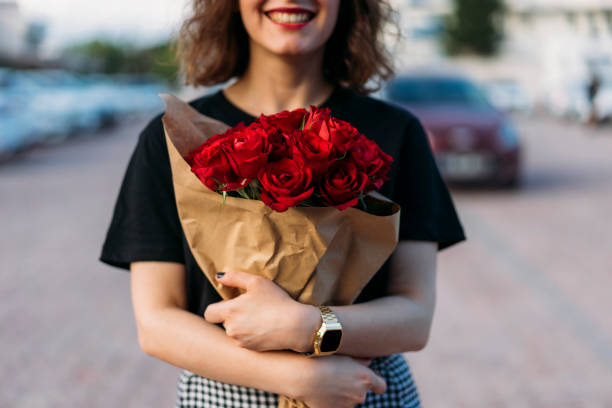 chica con ramos de rosas rojas en San Valentín