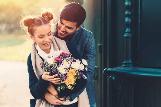 pareja con ramo de flores