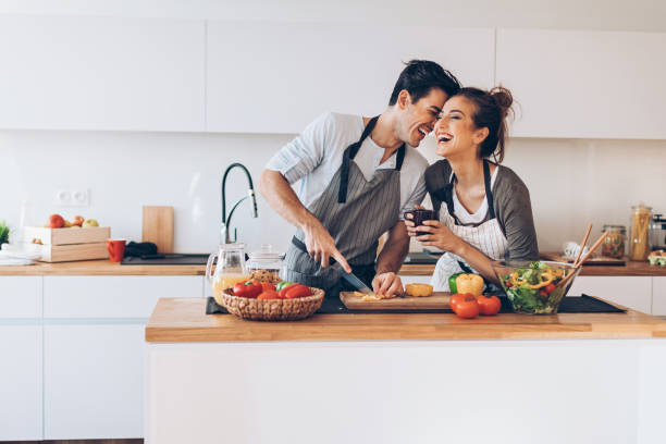 pareja feliz en la cocina