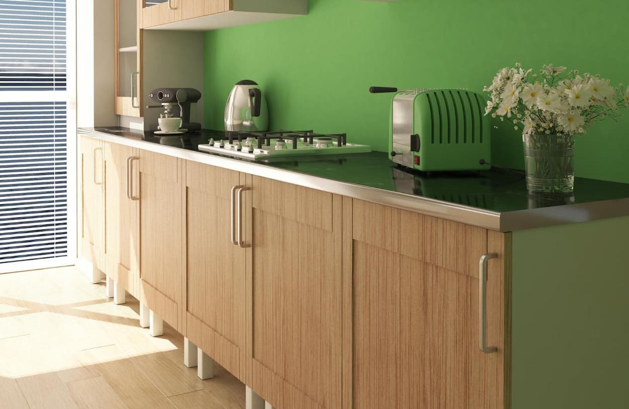 Cocina de madera con pared de color verde.
