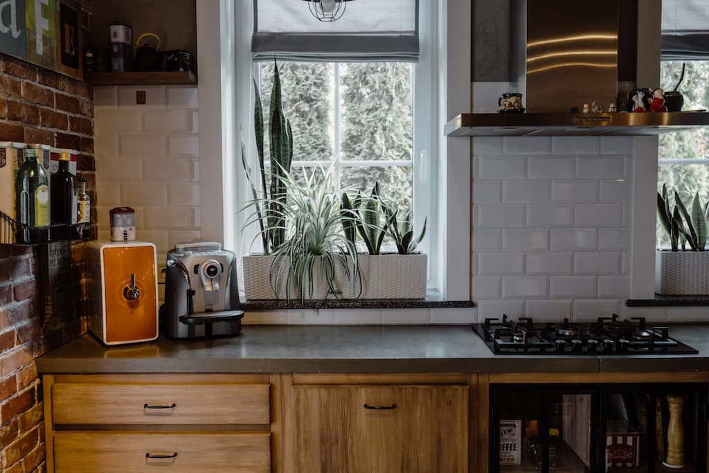 Cocina con ventana y encimera
