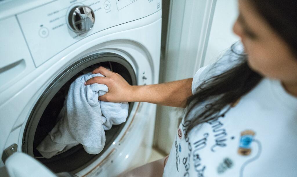 lavar ropa a mano o electrodomestico