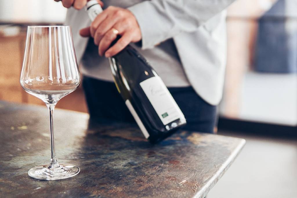 Persona destapando vino