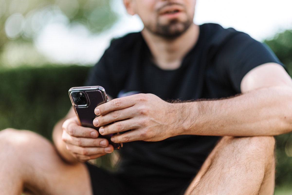 Persona con iPhone que se reinicia en bucle