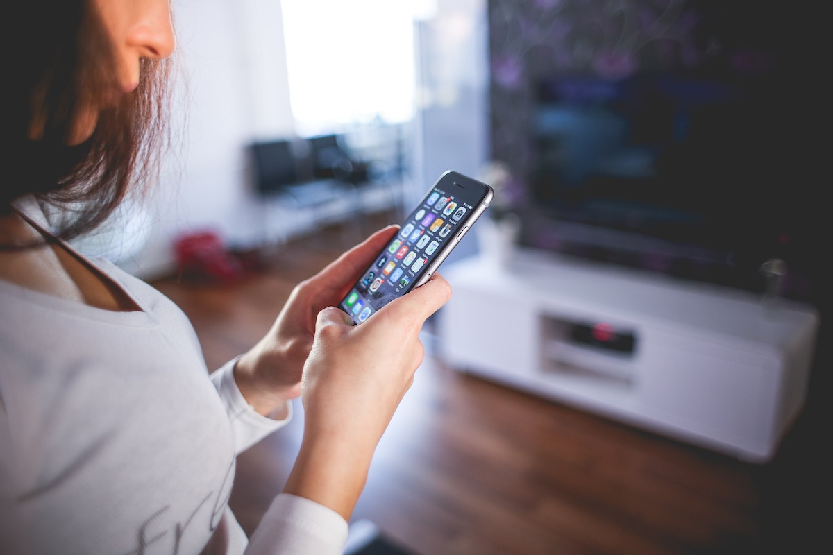 Persona pasa archivos de Android a iPhone