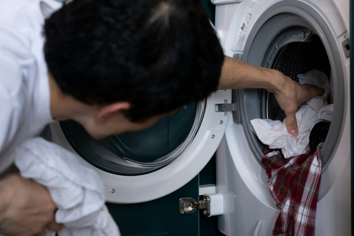 Persona utilizando secadora de ropa