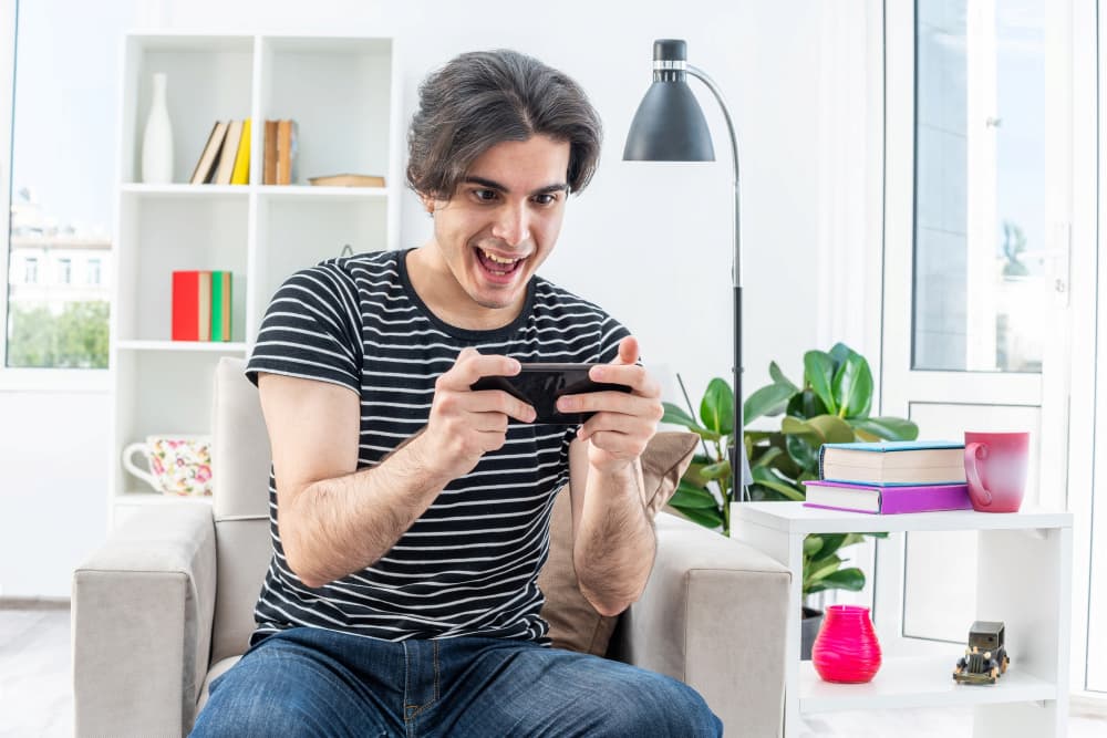 hombre probando uno de los Persona prueba los mejores móviles para jugar