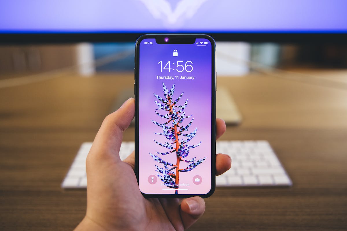 Persona con iPhone 12 en España