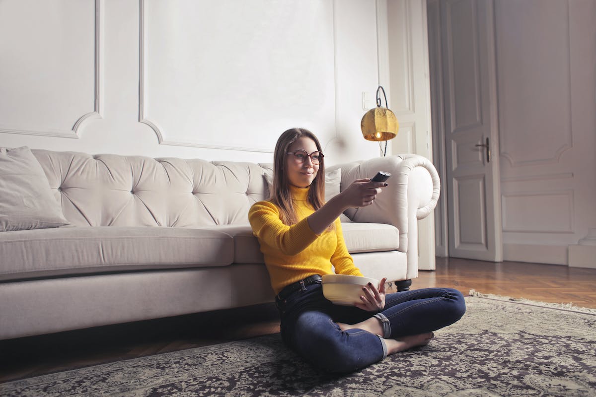 Mujer revisa comparación entre QNED vs QLED