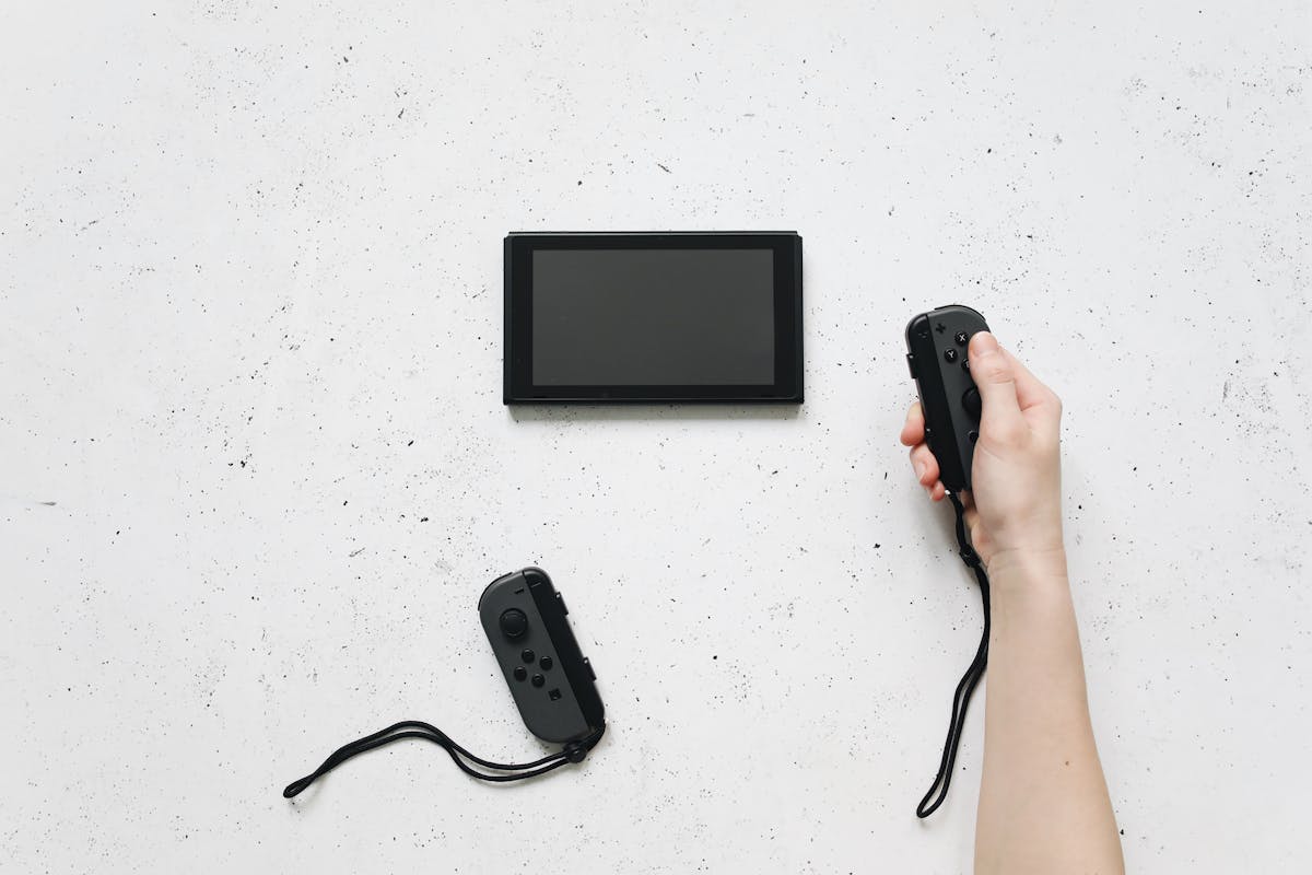 Persona conecta Nintendo Switch al televisor