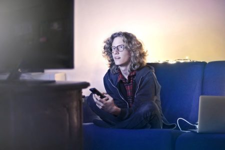 Persona conecta smartphone a TV
