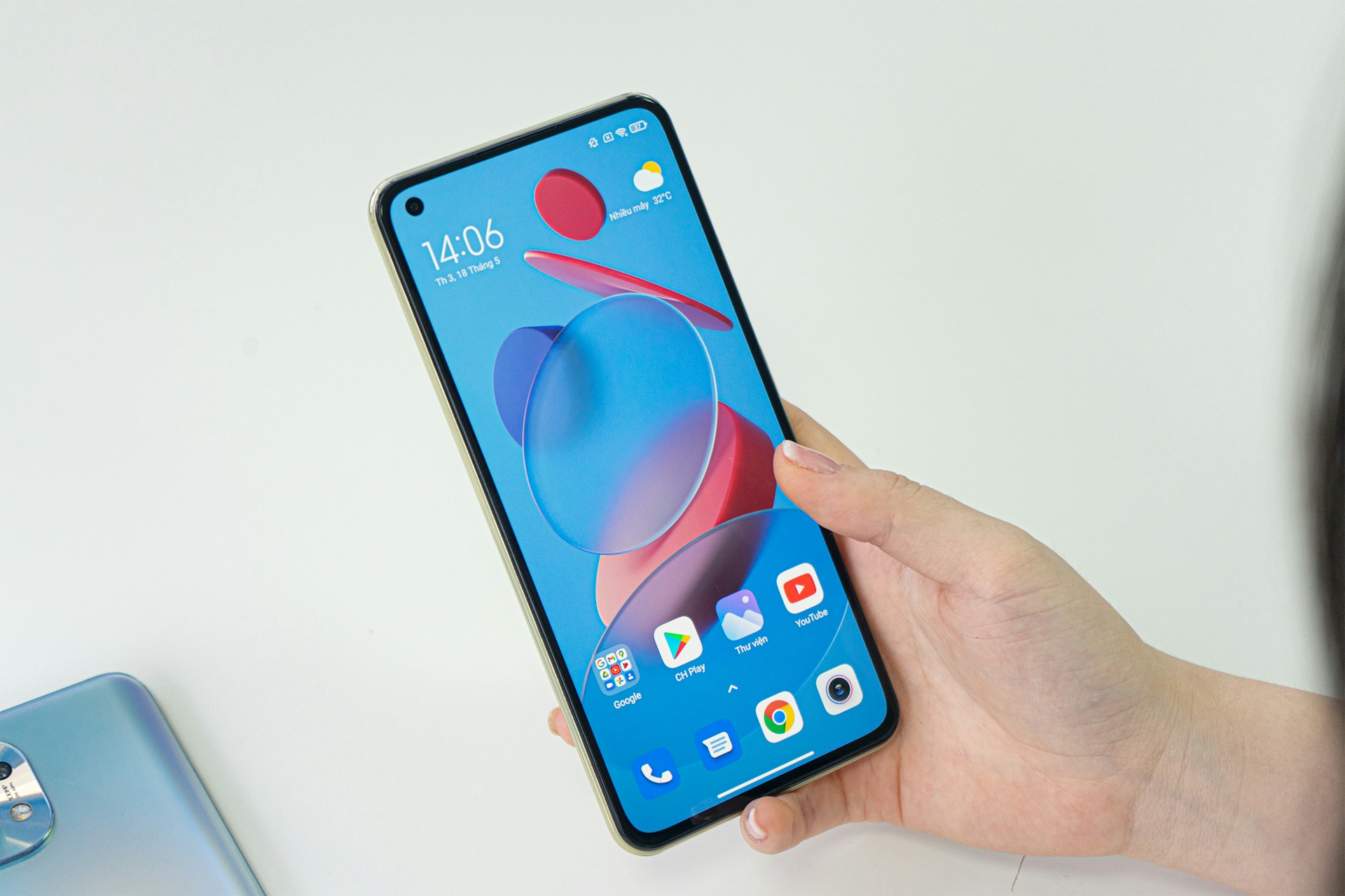 Persona utilizando móvil Xiaomi