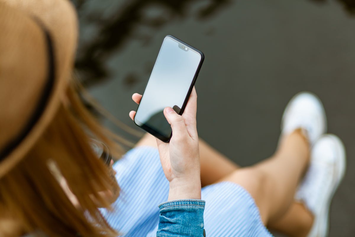Persona utilizando teléfono android