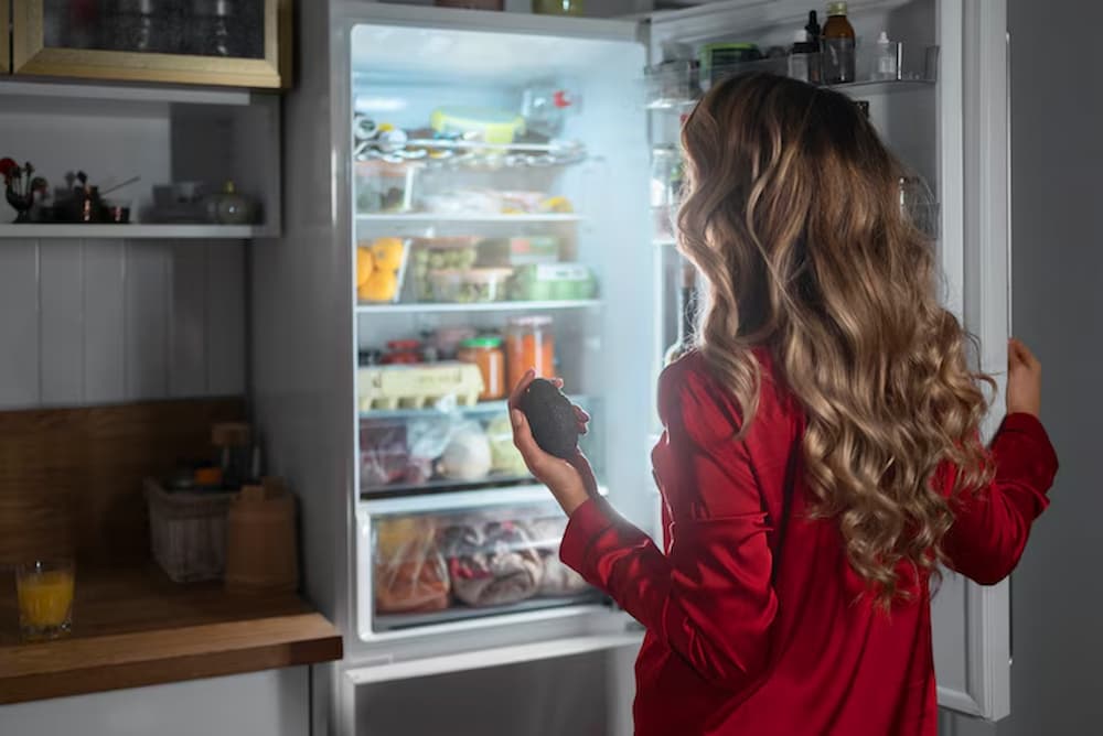 mujer abriendo el frigorífico