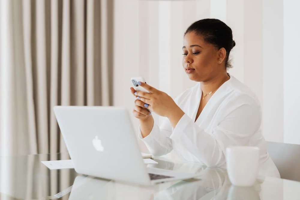 Mujer de blanco con iPhone 16