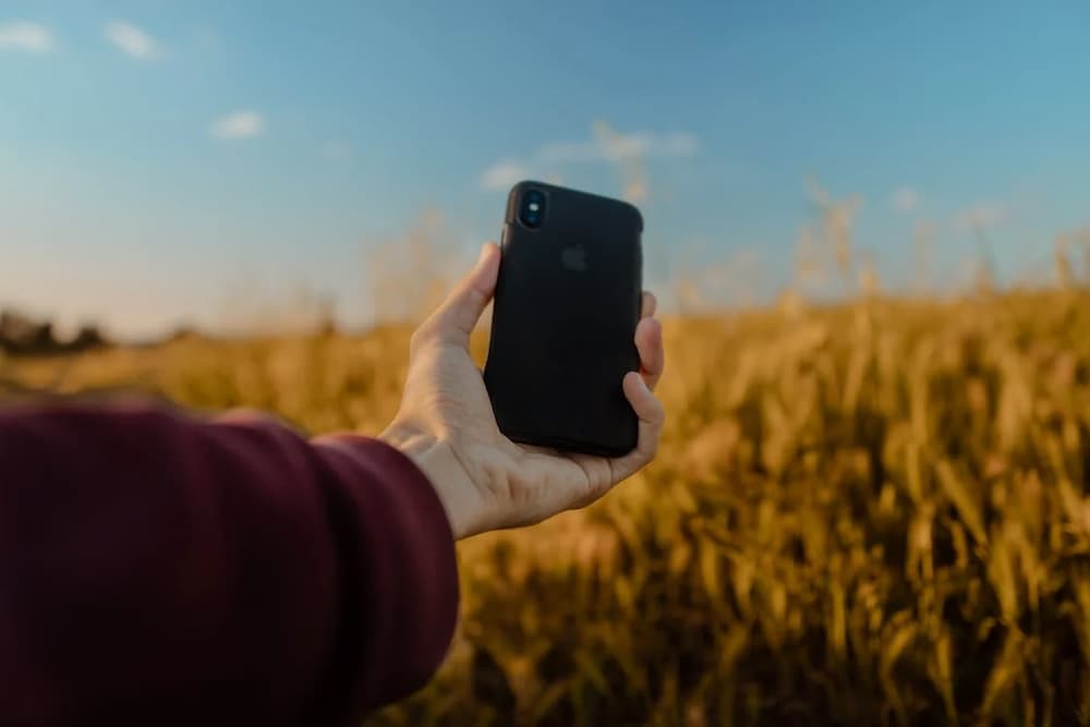 Vista trasera del iPhone X color negro