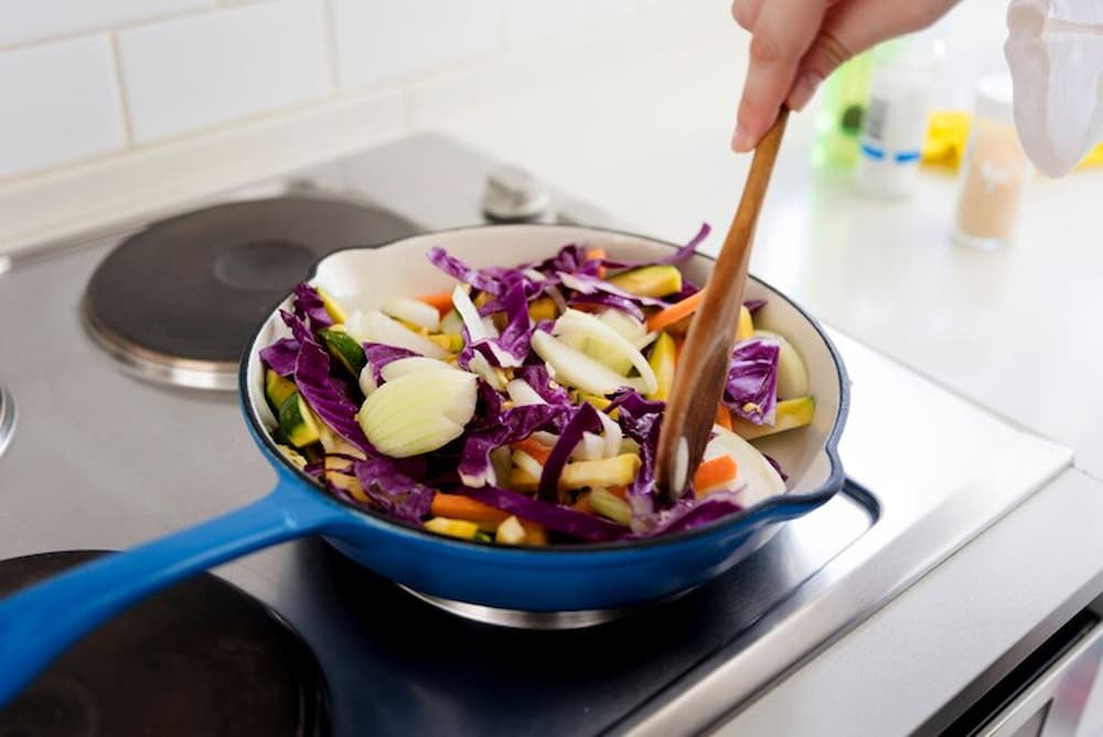 Verduras en sartén azul