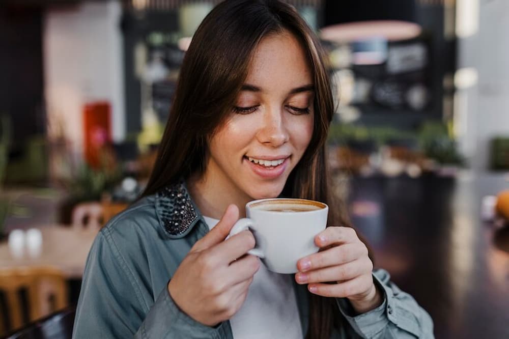 Mujer tomando taza de café