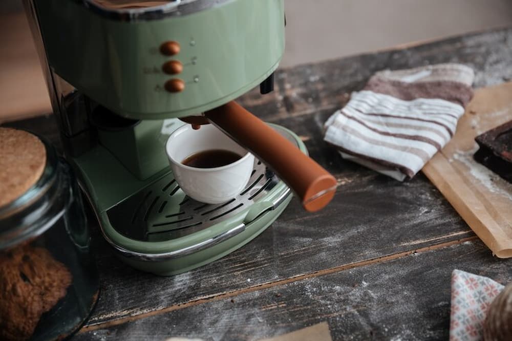 Cafetera para expresso sobre encimera