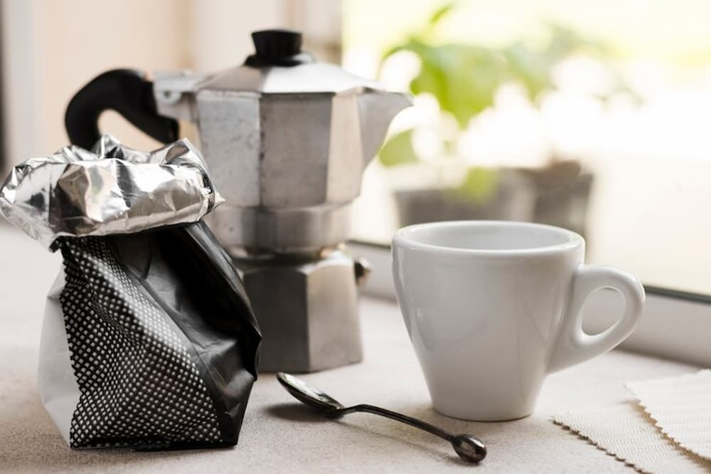 Cafetera italiana junto a casa