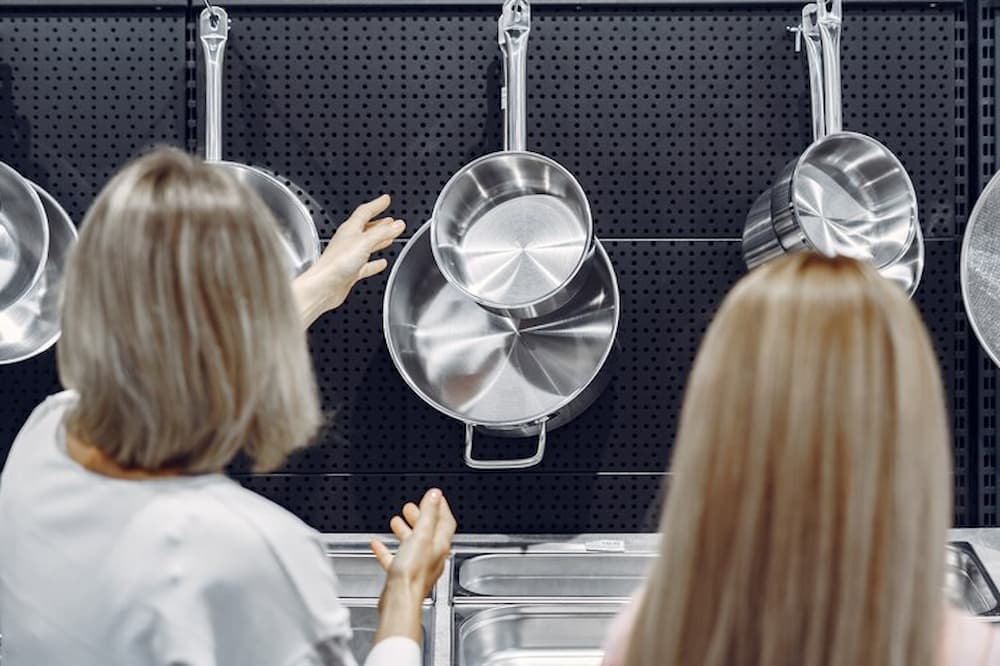 Mujeres eligiendo los mejores sartenes de acero inoxidable