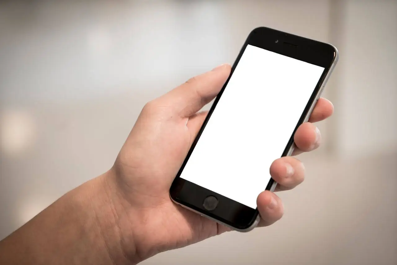 movil con pantalla en blanco