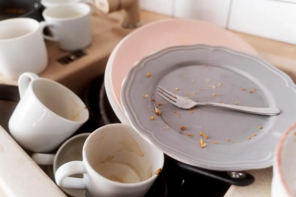 platos sucios para lavavajillas