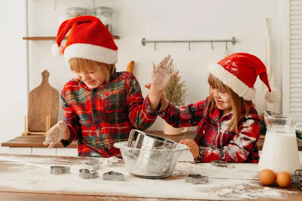 niños preparando cena de navidad