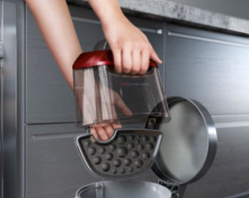 Aeg LX93CR - Aspirador sin Bolsa 650W Filtr Permanente Color Rojo